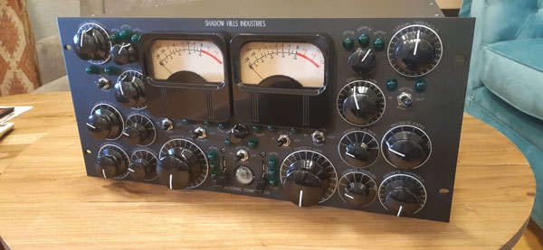 Shadow Hills Industries Mastering Compressor vista diagonal