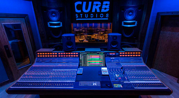 API Audio Legacy AXS en estudio con luz led azul
