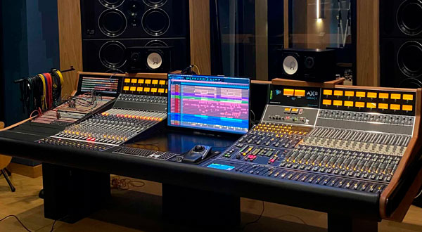 API Audio Legacy AXS en estudio junto a monitor