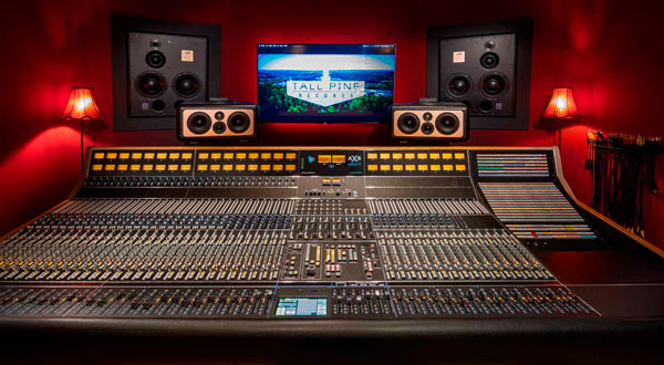 API Audio Legacy AXS en estudio junto a monitores