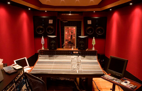 ATC Loudspeakers SCM200A PRO en estudio junto a consola