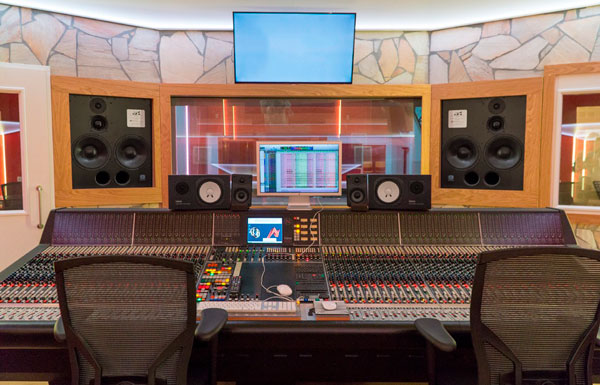 ATC Loudspeakers SCM200A PRO en estudio junto a consola y otros monitores