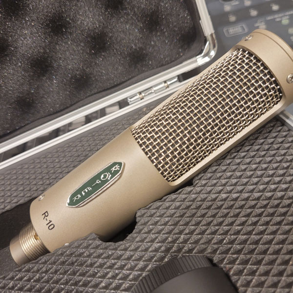 Royer R10 junto a estuche