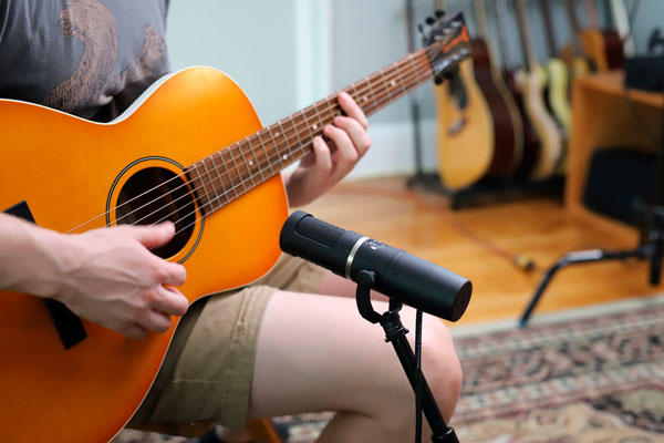 Guía para elegir mics - micrófono AEA captando el sonido de una guitarra acústica