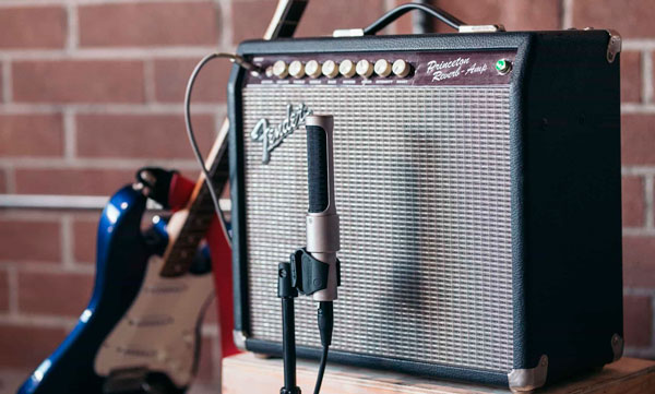 Guía para elegir mics-Guitarra eléctrica junto a Fender y mic AEA