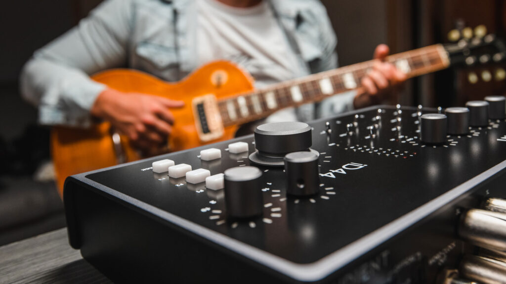 Audient ID44 MK2 junto a guitarrista