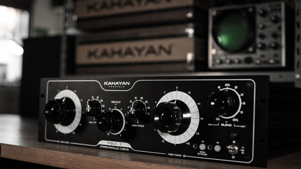 Kahayan EQ PBX-1 vista diagonal en estudio