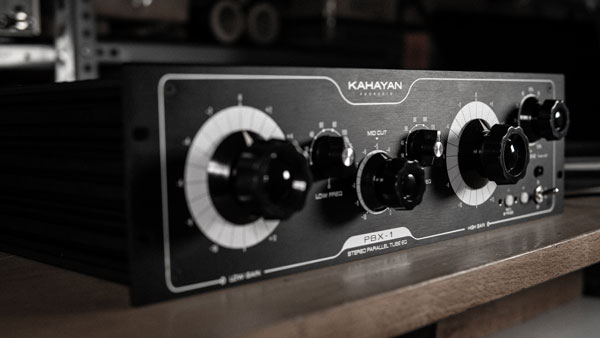 Kahayan EQ PBX-1 vista diagonal en estudio