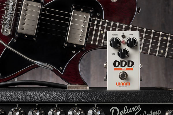 Warm Audio ODD Box junto a guitarra eléctrica