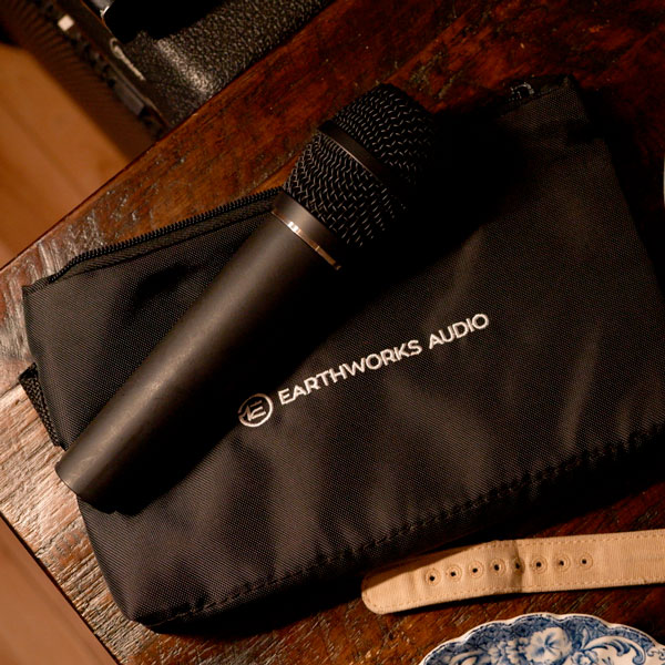 Earthworks SR117 junto a funda