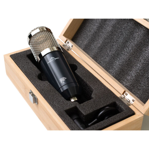 Chandler Limited TG Micophone L junto a packaging