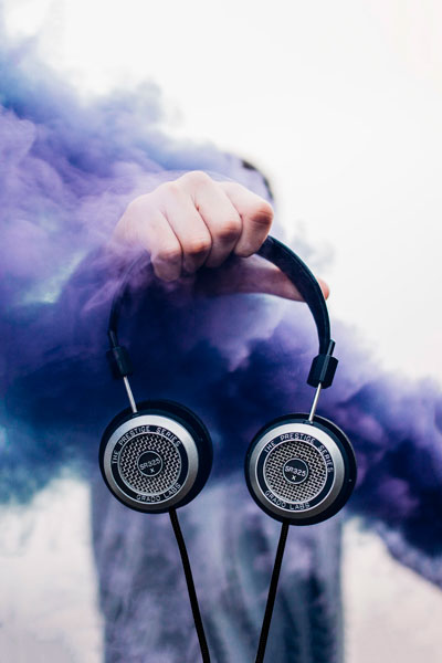 Grado SR325x con humo y persona sujetandolos