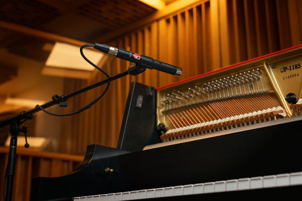 Lauten LA-120 V2 junto a piano