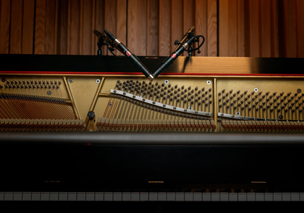 Lauten LA-120 V2 junto a piano