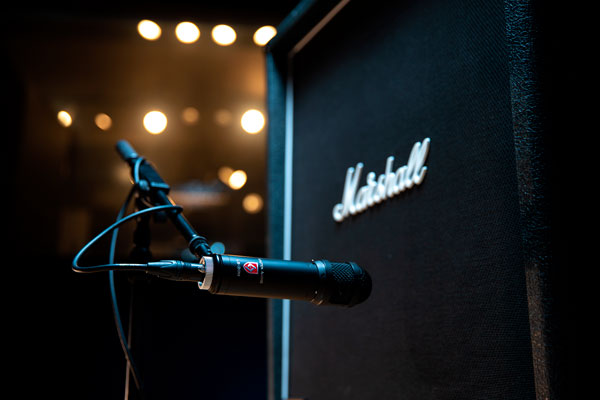 Lauten LS-208 junto a Marshall