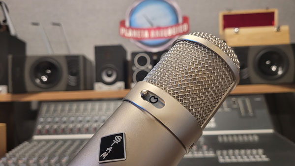 Stam SA-47-MK3 junto a consola Audient y monitores de estudio