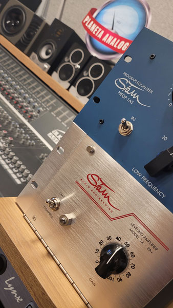 Stam SA-2A+ junto a Stam MEQP-1AS, consola Audient y montiores de estudio