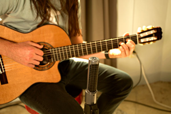 AEA N13 junto a guitarra