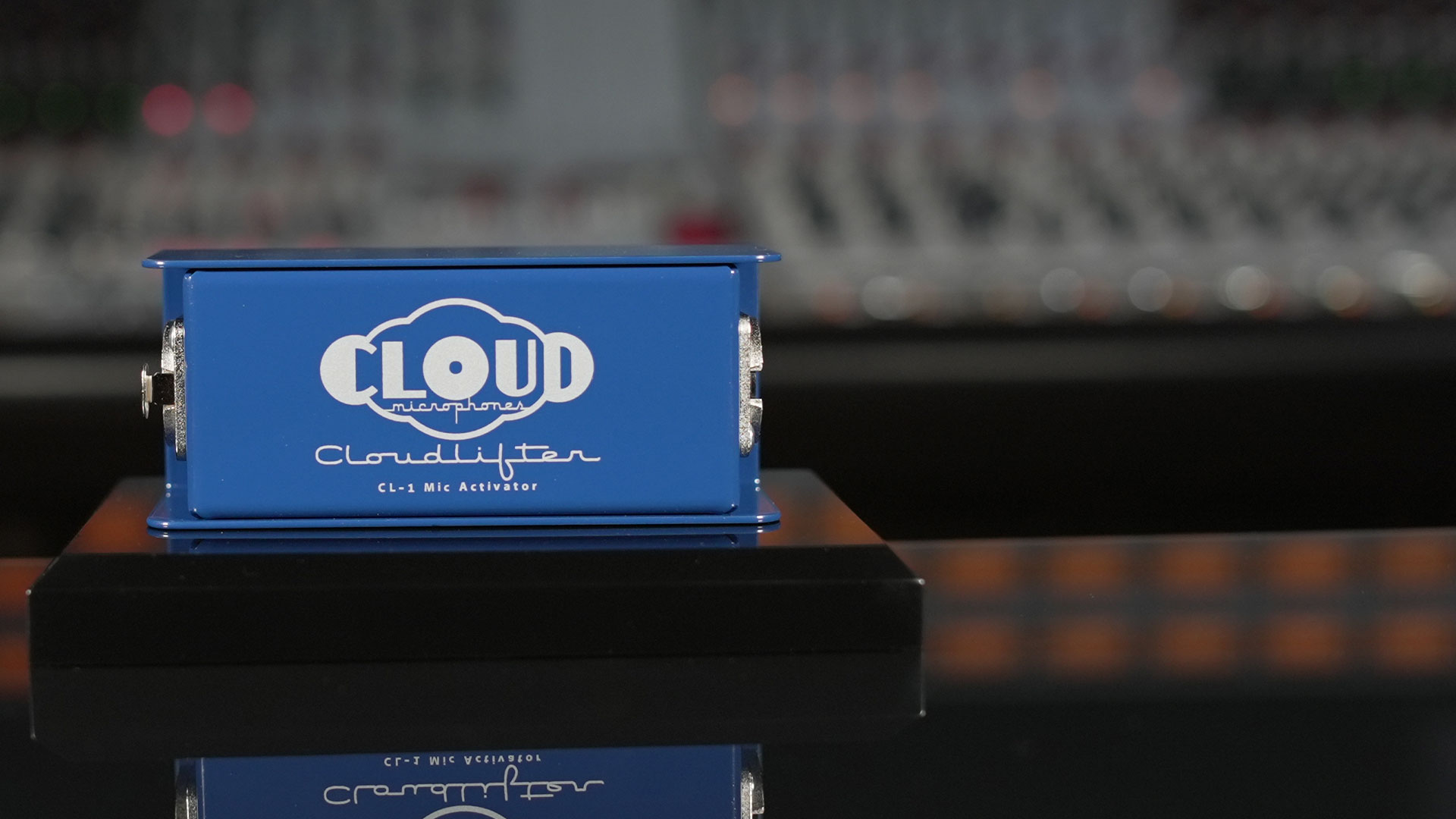 Cloud Microphones CL-1 junto a consola