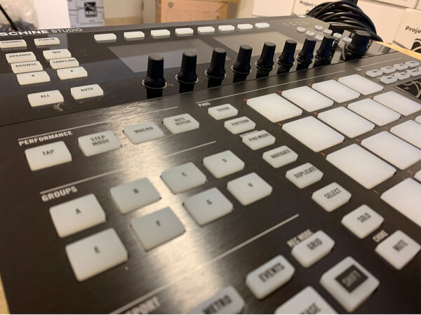 Native Instruments Maschine Studio c/Licencia transferible - Usado