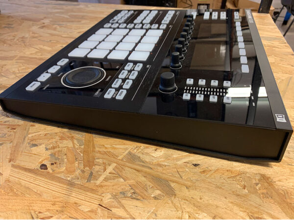 Native Instruments Maschine Studio c/Licencia transferible - Usado