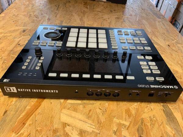 Native Instruments Maschine Studio c/Licencia transferible - Usado