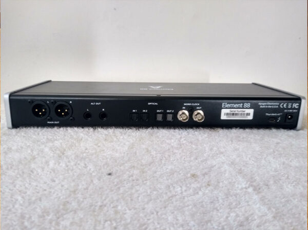 Apogee Element 88 - Usado