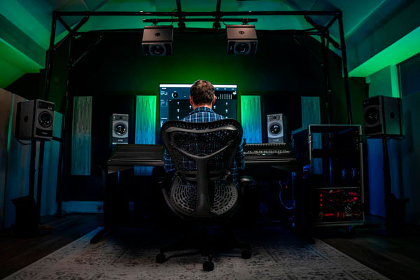 Persona trabajando en equipamiento de audio inmersivo