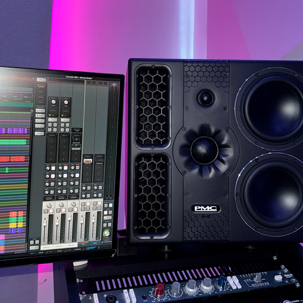 Estudio Mozart Musik PMC 6-2 junto a monitor
