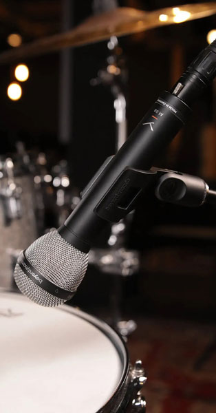 beyerdynamic m88 junto a batería