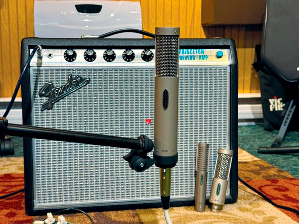 Royer R12 junto a Fender