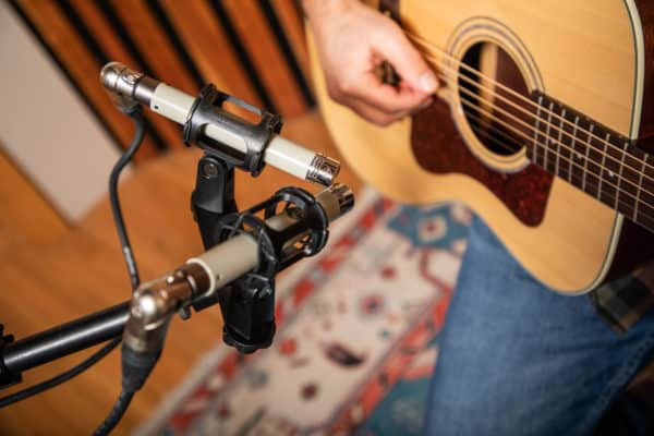 Telefunken ELAM 260 Master Stereo Set junto a guitarra