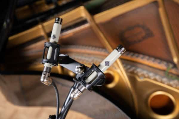 Telefunken ELAM 260 Master Stereo Set junto a piano