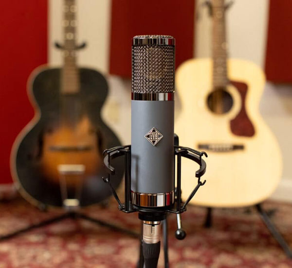 Telefunken TF51 junto a guitarras de fondo