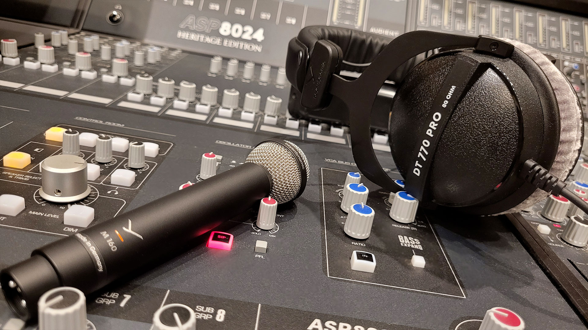 Beyerdynamic M160 y DT770 Pro sobre consola