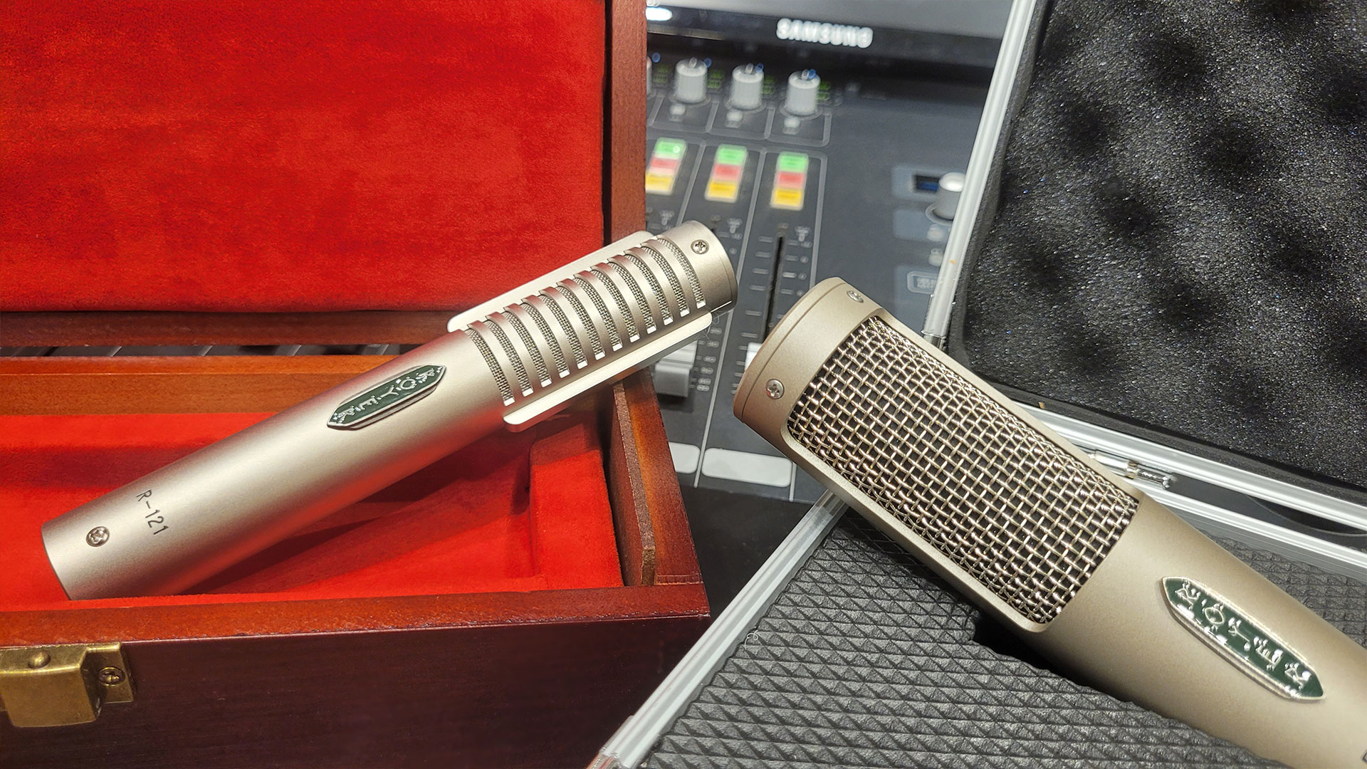 Royer R10 y R121 junto a consola