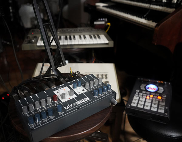 Heritage Mix Buddy junto a teclado